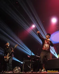 Foto Bondan Prakoso feat Fade2Black