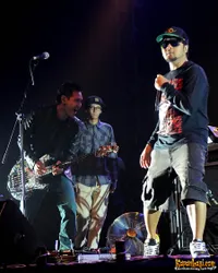 Foto Bondan Prakoso feat Fade2Black