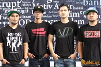 Foto Bondan Prakoso feat Fade2Black