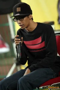 Foto Bondan Prakoso feat Fade2Black