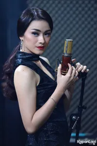 Foto Dara The Virgin