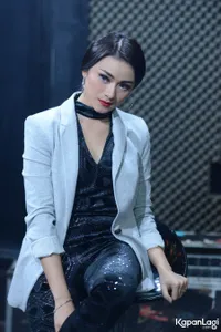 Foto Dara The Virgin