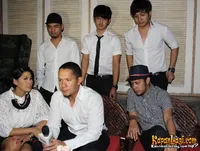 Foto Maliq and D Essentials