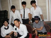 Foto Maliq and D Essentials