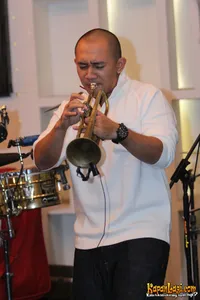 Foto Maliq and D Essentials