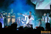 Foto Maliq and D Essentials