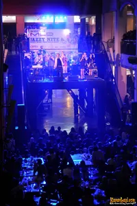 Foto Maliq and D Essentials