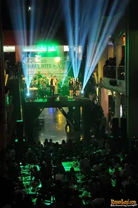 Foto Maliq and D Essentials