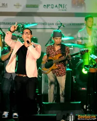 Foto Maliq and D Essentials