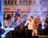 Foto Maliq and D Essentials