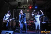 Foto Maliq and D Essentials