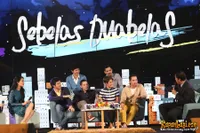 Foto Maliq and D Essentials