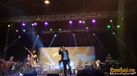 Foto Maliq and D Essentials