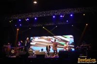 Foto Maliq and D Essentials