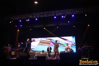 Foto Maliq and D Essentials