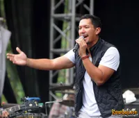 Foto Maliq and D Essentials