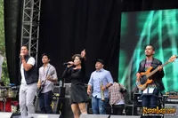 Foto Maliq and D Essentials