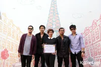 Foto Maliq and D Essentials