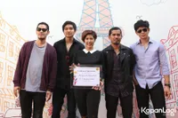 Foto Maliq and D Essentials