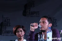 Foto Maliq and D Essentials