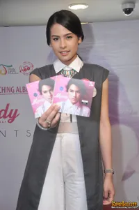 Foto Maudy Ayunda