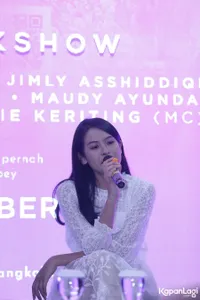 Foto Maudy Ayunda