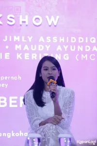 Foto Maudy Ayunda