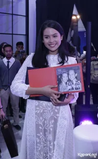Foto Maudy Ayunda