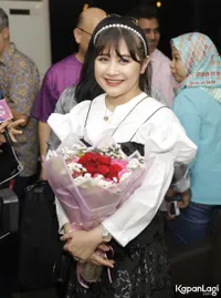 Foto Prilly Latuconsina
