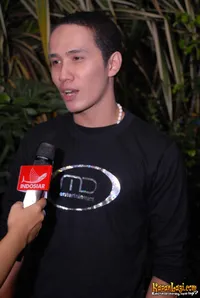 Foto Ressa Herlambang