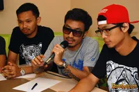 Foto Snickers and the Chicken Fighter