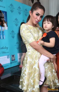 Foto Ussy Sulistiawaty