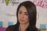 Foto Ussy Sulistiawaty