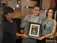 Foto Ussy Sulistiawaty