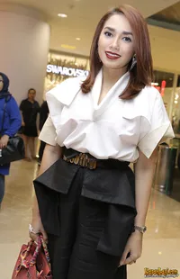 Foto Ussy Sulistiawaty