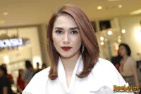 Foto Ussy Sulistiawaty