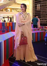 Foto Ussy Sulistiawaty