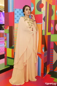 Foto Ussy Sulistiawaty