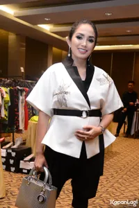 Foto Ussy Sulistiawaty