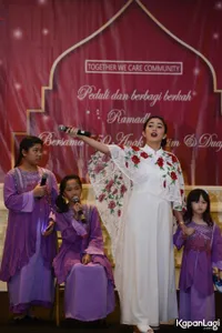 Foto Ussy Sulistiawaty