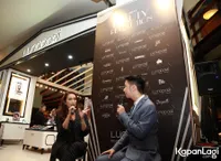 Foto Ussy Sulistiawaty