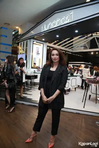 Foto Ussy Sulistiawaty