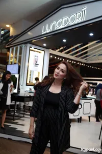 Foto Ussy Sulistiawaty