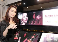 Foto Ussy Sulistiawaty