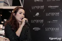 Foto Ussy Sulistiawaty