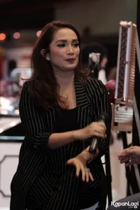 Foto Ussy Sulistiawaty