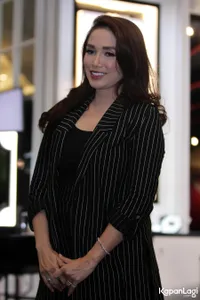 Foto Ussy Sulistiawaty