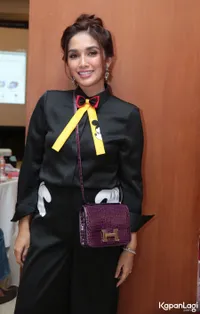 Foto Ussy Sulistiawaty