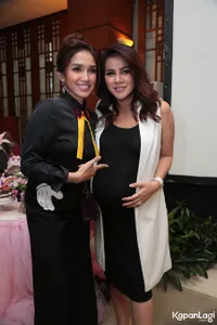 Foto Ussy Sulistiawaty