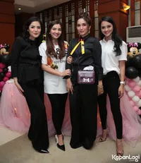 Foto Ussy Sulistiawaty